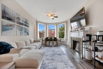 Classic Chicago Comfort Near Wrigley Field - Chicago, Illinois