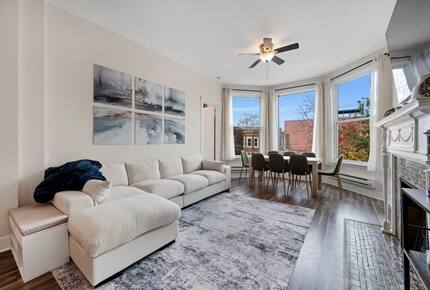 Classic Chicago Comfort Near Wrigley Field - Chicago, Illinois