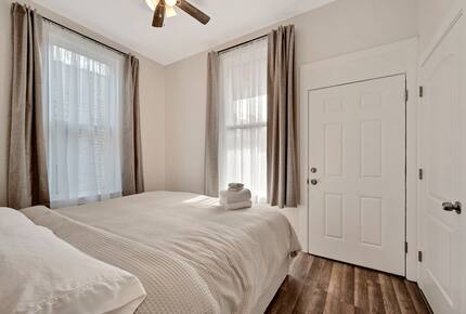 Classic Chicago Comfort Near Wrigley Field - Chicago, Illinois