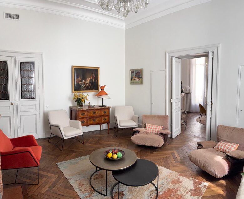 Apartment with Panoramic Views of Place de la Comédie - Montpellier, France