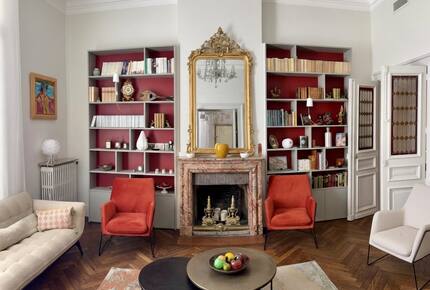 Living room with view on the comédie