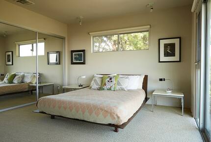 Modernist Hillside Haven with Panoramic LA Views - Los Angeles, California