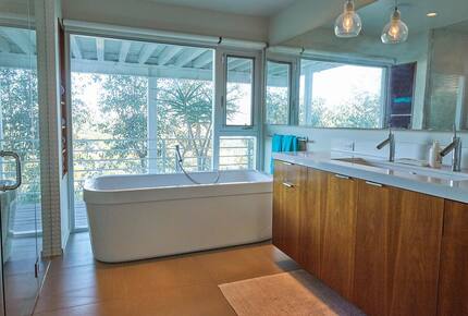 Modernist Hillside Haven with Panoramic LA Views - Los Angeles, California