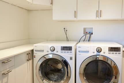 Modernist Hillside Haven with Panoramic LA Views - Los Angeles, California