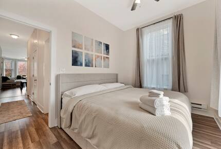 Classic Chicago Comfort Near Wrigley Field - Chicago, Illinois