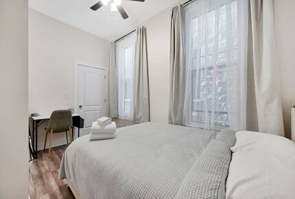 Classic Chicago Comfort Near Wrigley Field - Chicago, Illinois