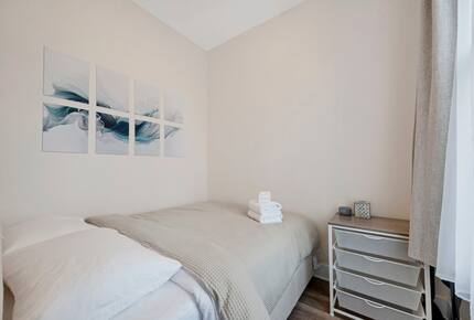 Classic Chicago Comfort Near Wrigley Field - Chicago, Illinois