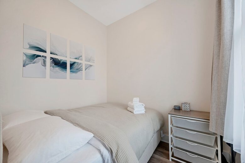 Classic Chicago Comfort Near Wrigley Field - Chicago, Illinois