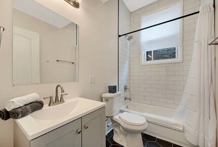 Classic Chicago Comfort Near Wrigley Field - Chicago, Illinois