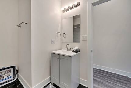 Classic Chicago Comfort Near Wrigley Field - Chicago, Illinois