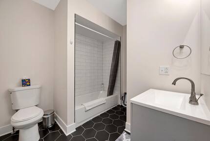 Classic Chicago Comfort Near Wrigley Field - Chicago, Illinois