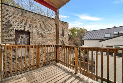Classic Chicago Comfort Near Wrigley Field - Chicago, Illinois