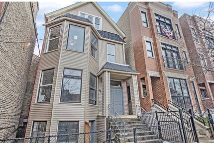 Classic Chicago Comfort Near Wrigley Field - Chicago, Illinois