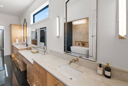 Luxury Brookside Retreat with Pool & Hot Tub - Tulsa, Oklahoma