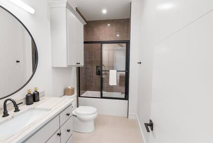 Luxury Brookside Retreat with Pool & Hot Tub - Tulsa, Oklahoma