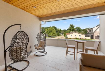 Luxury Brookside Retreat with Pool & Hot Tub - Tulsa, Oklahoma