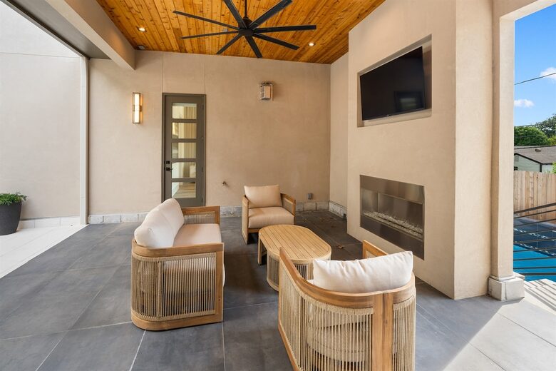 Luxury Brookside Retreat with Pool & Hot Tub - Tulsa, Oklahoma