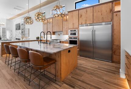 Luxury Brookside Retreat with Pool & Hot Tub - Tulsa, Oklahoma