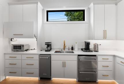 Luxury Brookside Retreat with Pool & Hot Tub - Tulsa, Oklahoma