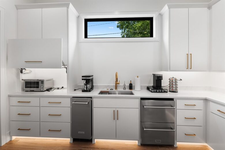 Luxury Brookside Retreat with Pool & Hot Tub - Tulsa, Oklahoma