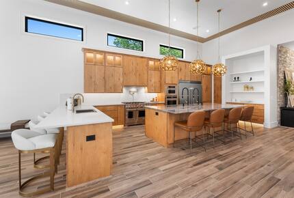 Luxury Brookside Retreat with Pool & Hot Tub - Tulsa, Oklahoma