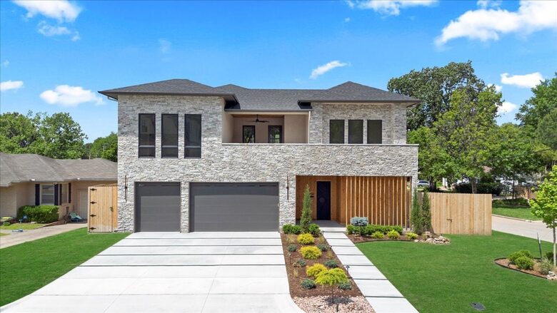 Luxury Brookside Retreat with Pool & Hot Tub - Tulsa, Oklahoma