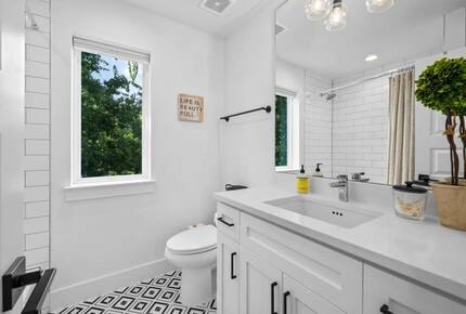 Modern Comfort in Walkable East Austin - Austin, Texas