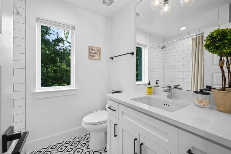 Modern Comfort in Walkable East Austin - Austin, Texas