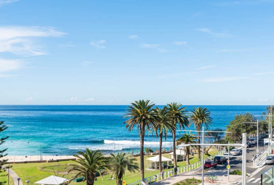 Contemporary Beachside Penthouse with Panoramic Sea Views - Bronte, Australia