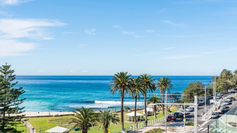 Contemporary Beachside Penthouse with Panoramic Sea Views - Bronte, Australia