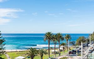Contemporary Beachside Penthouse with Panoramic Sea Views - Bronte, Australia