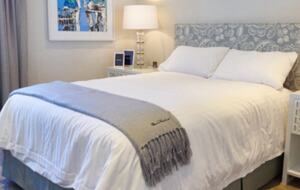 Contemporary Beachside Penthouse with Panoramic Sea Views - Bronte, Australia