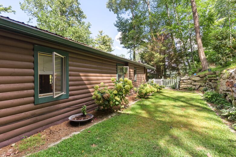 Elegant Mountain-Lake Residence in Cullowhee - Cullowhee, North Carolina