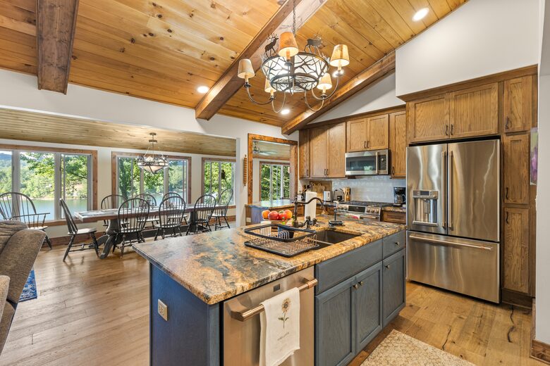 Elegant Mountain-Lake Residence in Cullowhee - Cullowhee, North Carolina