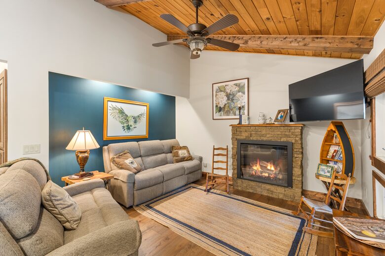 Elegant Mountain-Lake Residence in Cullowhee - Cullowhee, North Carolina