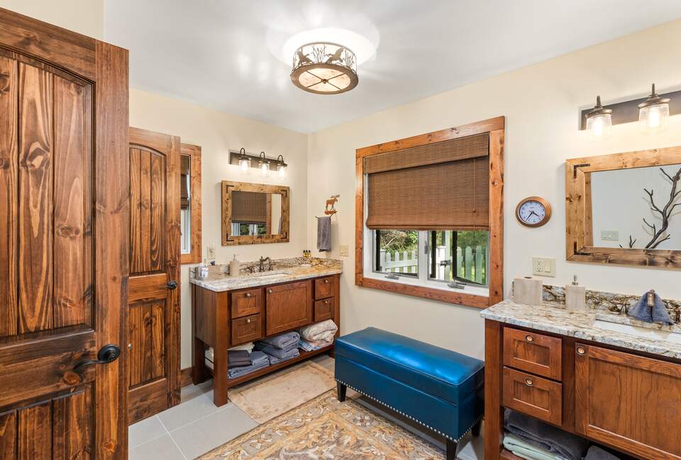 Elegant Mountain-Lake Residence in Cullowhee - Cullowhee, North Carolina