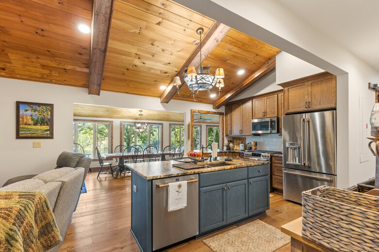 Elegant Mountain-Lake Residence in Cullowhee - Cullowhee, North Carolina