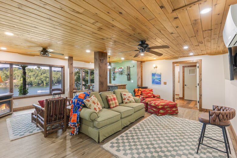 Elegant Mountain-Lake Residence in Cullowhee - Cullowhee, North Carolina