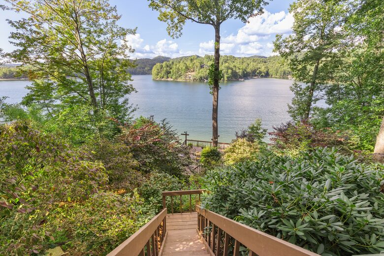 Elegant Mountain-Lake Residence in Cullowhee - Cullowhee, North Carolina