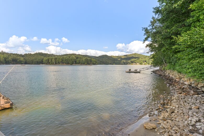 Elegant Mountain-Lake Residence in Cullowhee - Cullowhee, North Carolina
