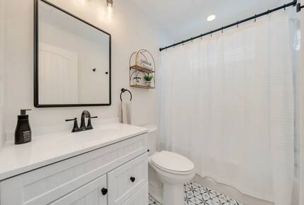 Modern 5-Bed Retreat Steps from Beach & Boardwalk - North Wildwood, New Jersey