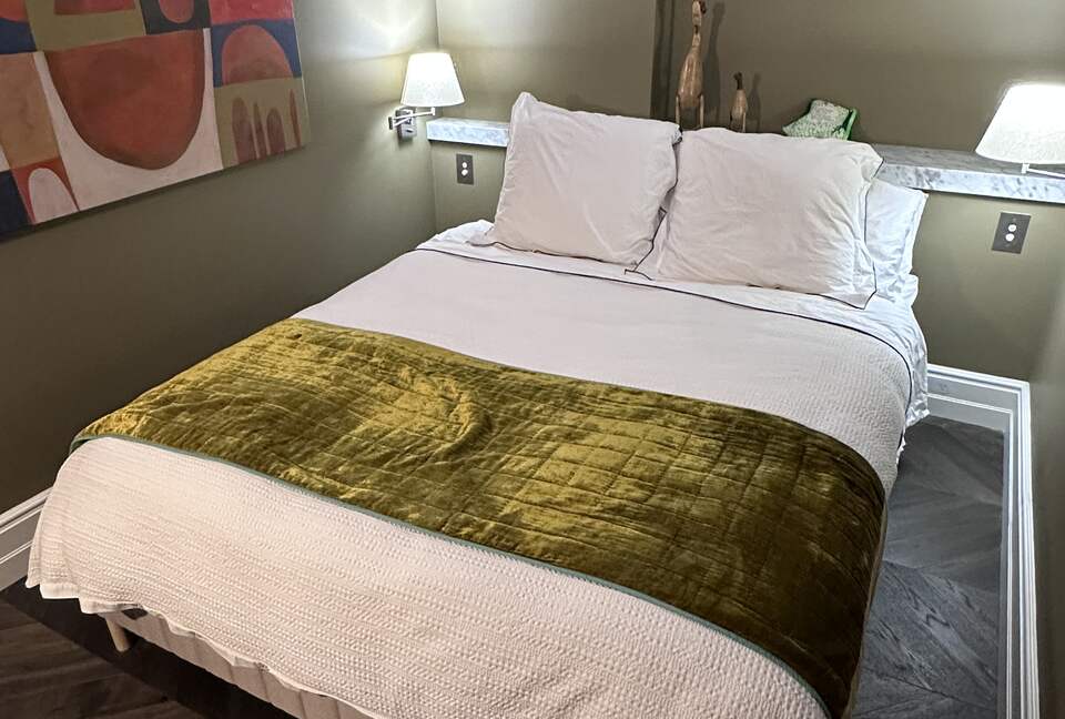 Second bedroom with queen bed