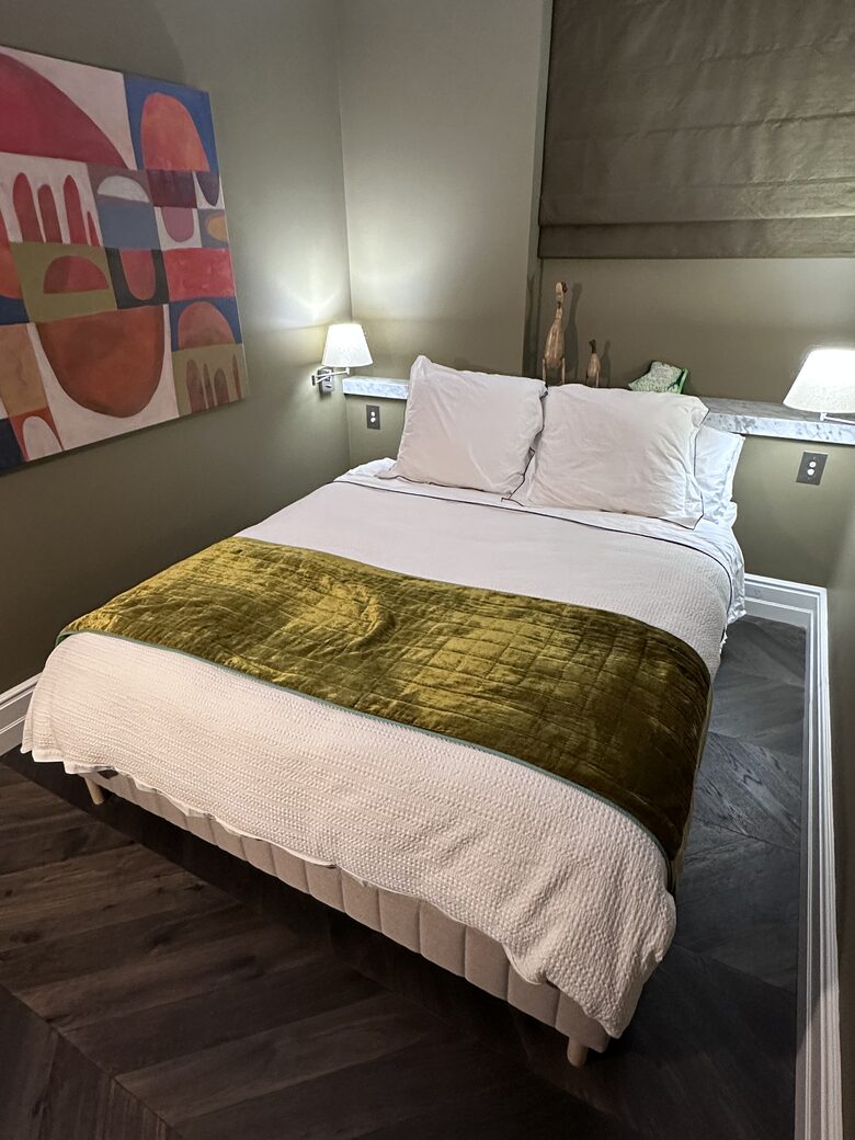 Second bedroom with queen bed