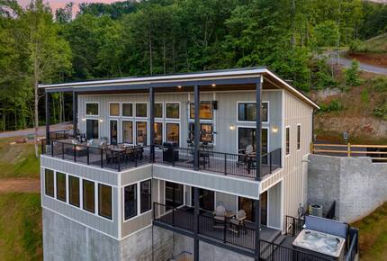 Panoramic Smoky Mountain Escape - Sevierville, Tennessee