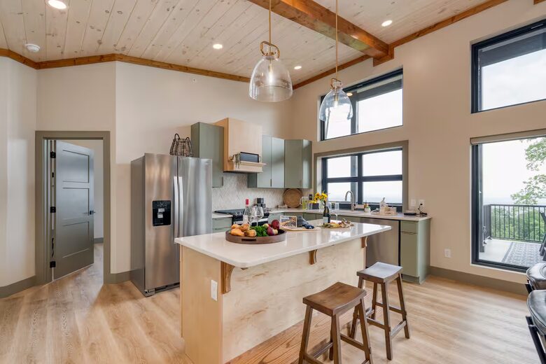 Panoramic Smoky Mountain Escape - Sevierville, Tennessee