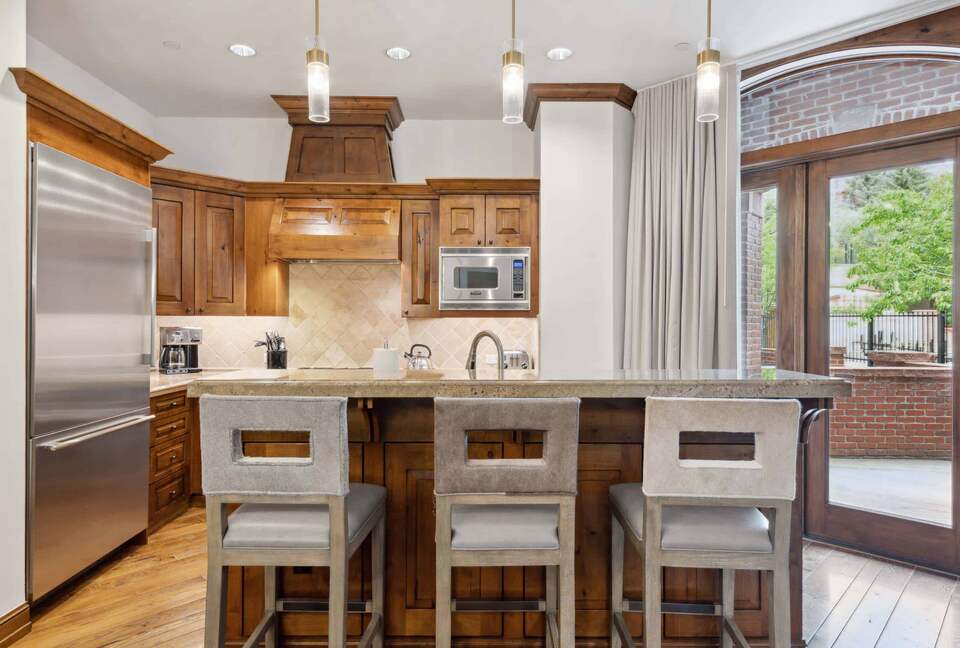 Aspen Living Steps from the Gondola - Aspen, Colorado