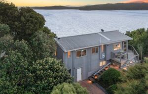 Waterfront Elegance on Waiheke Island - Waiheke Island, New Zealand