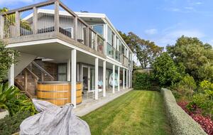 Waterfront Elegance on Waiheke Island - Waiheke Island, New Zealand