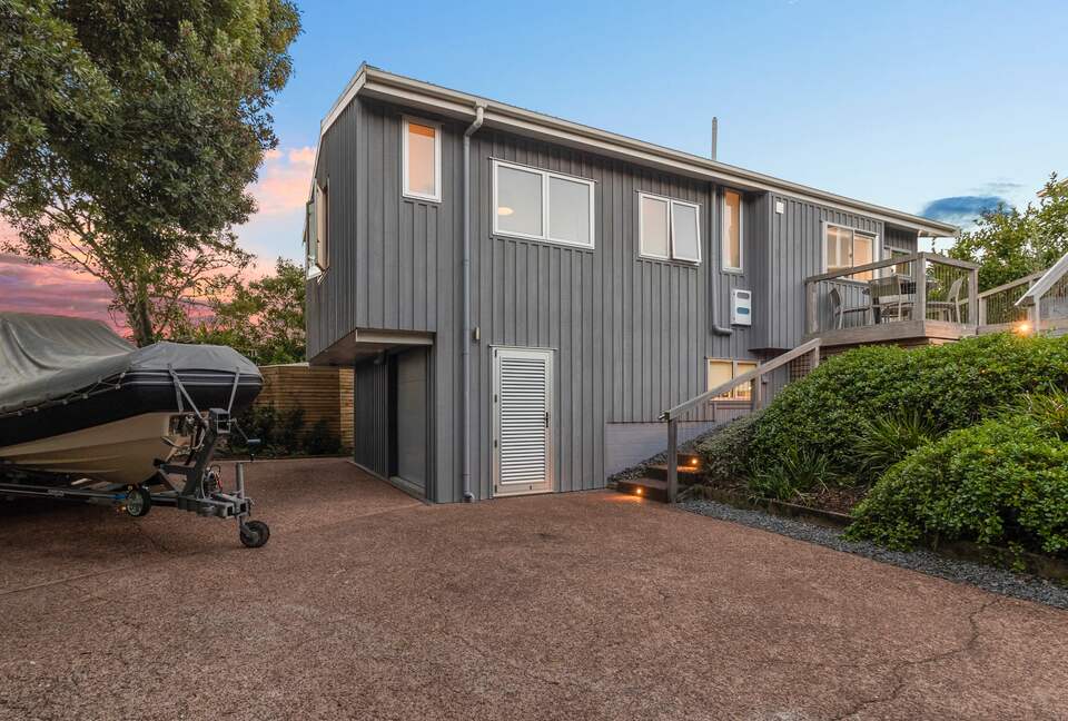 Waterfront Elegance on Waiheke Island - Waiheke Island, New Zealand