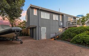 Waterfront Elegance on Waiheke Island - Waiheke Island, New Zealand